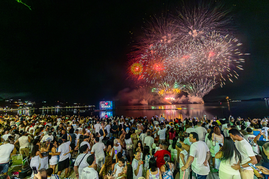 Maricá recebeu 2025 com grande queima de fogos, cheia de turistas e com shows pela cidade
